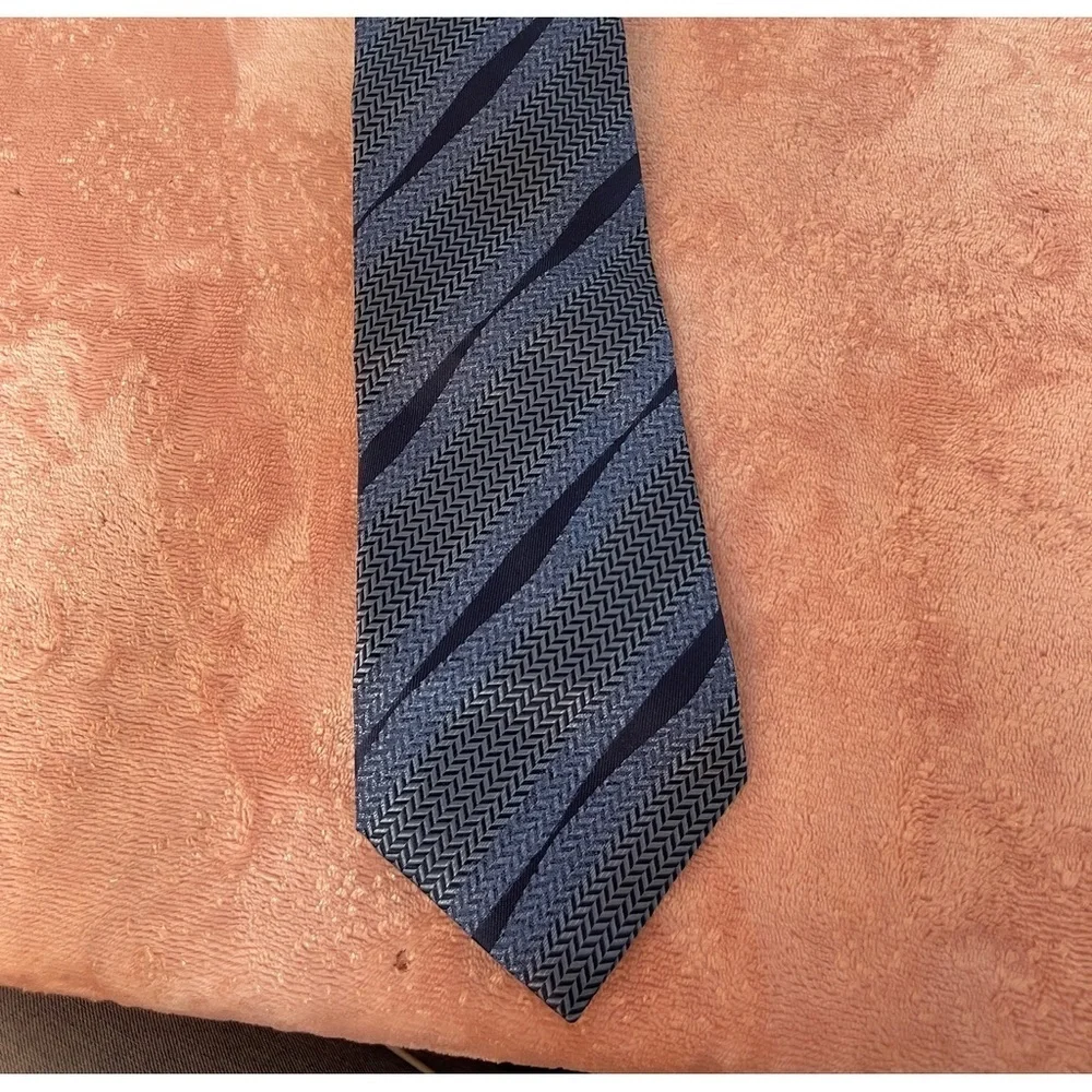 Kenneth Cole Blue and Gray Patterned Tie